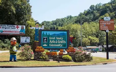 great smoky arts and crafts community sign