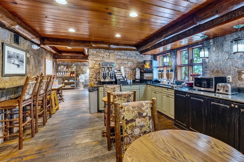 Old Creek Lodge breakfast area